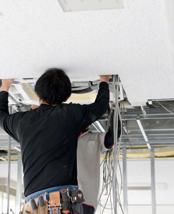 天井の施工をするスタッフ