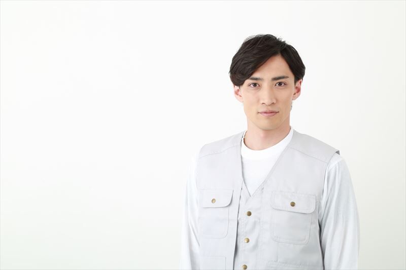 カメラを見つめる職人